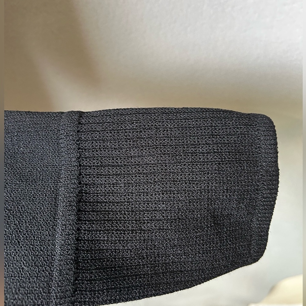VTG St.John Black V-Neck Sweater Quiet Luxury Minimalist Sz L - Picture 4 of 5